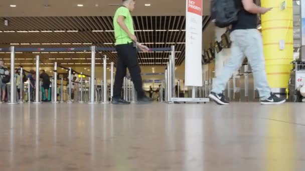 People Walking Airport Departure Terminal Hall Brussels Airport Summer Belgium — Vídeos de Stock