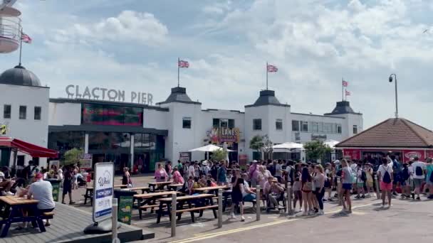 People Relaxing Pier Clacton Sea Essex — ストック動画