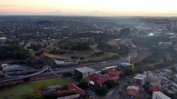 Victoria Park Golf Course Roma Street Parkland Sunrise Brisbane Cbd — Stok video