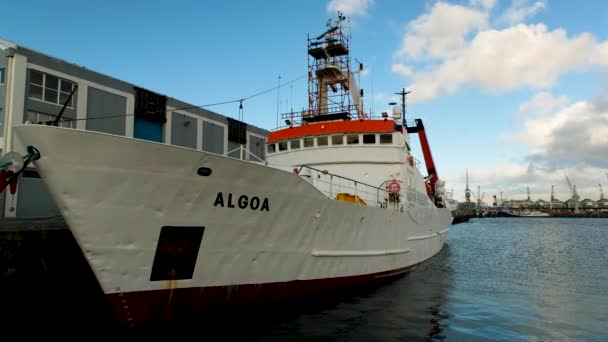 White Fishing Trawler Moored Wharf Cape Town Algoa — Stock video