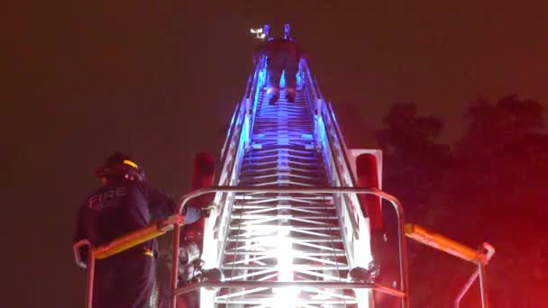 Climbing Hydraulic Fire Engine Aerial Ladder Carefully — Αρχείο Βίντεο