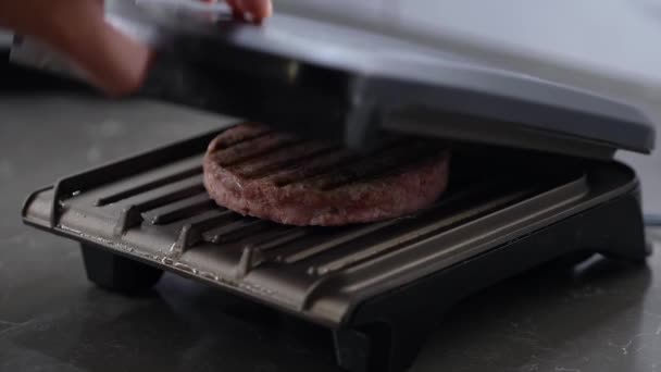Чоловік Готує Смачний Гамбургер Маленькому Електричному Грилі — стокове відео