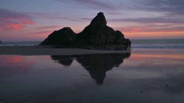 Rock Reflection Wet Sand Sunset Brookings Oregon Harris Beach — Stockvideo