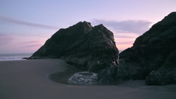 Silhouetted Sea Stacks Beautiful Pastel Colored Sunset Sky Oregon Coast — стоковое видео