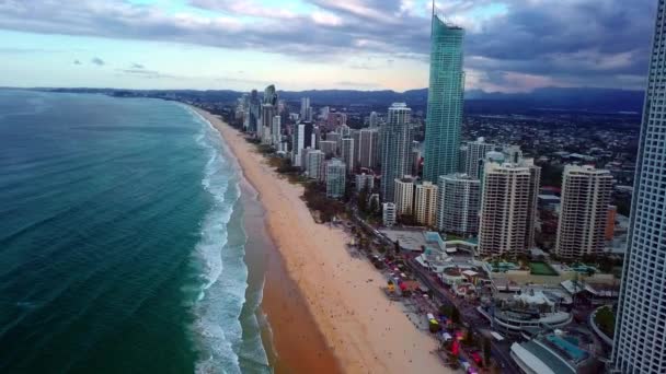 Skyline Beach Surfers Paradise Molnig Dag Guldkusten Australien Flygdrönare Skott — Stockvideo