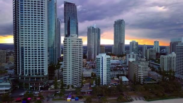 Dramatisk Utsikt Över Höghus Mot Mulen Himmel Vid Guldkusten Queensland — Stockvideo