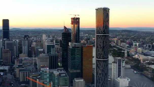 Daybreak Sunlight Illuminated Infinity Tower Brisbane Queensland Australia Aerial Drone — Vídeo de stock