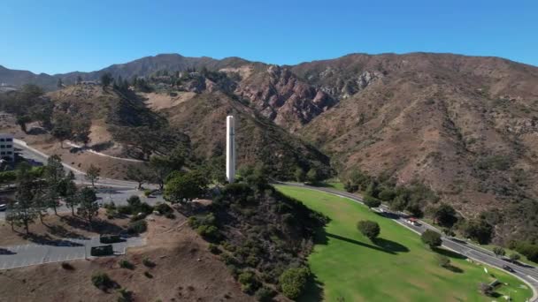 Phillips Theme Tower Pepperdine University Surrounding Mountains Canyons Background Aerial — стоковое видео