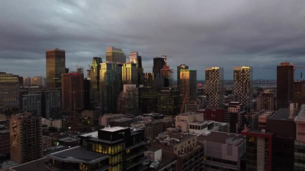 Approaching Drone Shot Skyscrapers Montreal Grey Clouds — 비디오