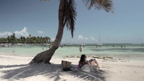 Panning Shot Akumal Beach Female Woman Laying Sand — Stockvideo