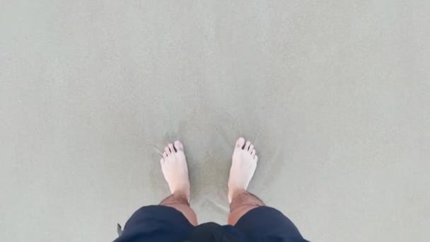 Dipping Feet Sea While Catching Sand Waves Retreat Beach — стоковое видео
