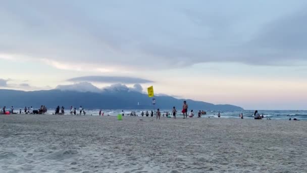 Beachgoers Having Fun Khe Beach Nang Sunset Mountain Background — Vídeo de Stock