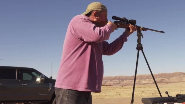 Людина Стріляє Потужною Гвинтівкою Бік Сталевої Цілі Вниз Дальності Проводиться — стокове відео