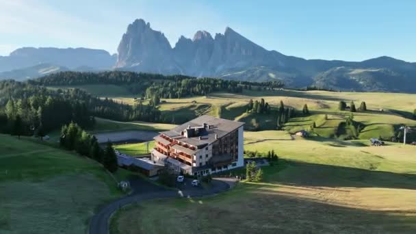 Aerial View Seiser Alm Plateau Traditional Wooden Mountain Cottages Meadows — Vídeo de Stock