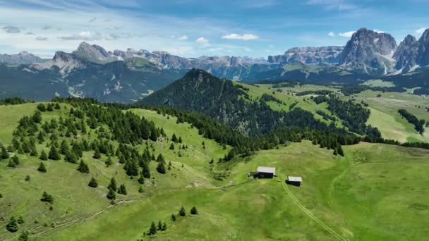 Aerial View Seiser Alm Plateau Traditional Wooden Mountain Cottages Meadows — ストック動画
