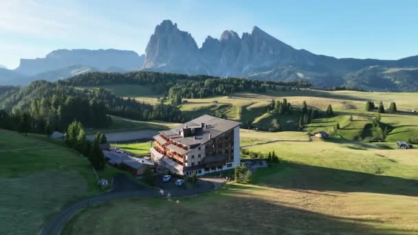 Aerial View Seiser Alm Plateau Traditional Wooden Mountain Cottages Meadows — Wideo stockowe