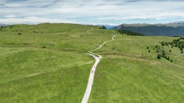 Aerial View Seiser Alm Plateau Traditional Wooden Mountain Cottages Meadows — Stockvideo