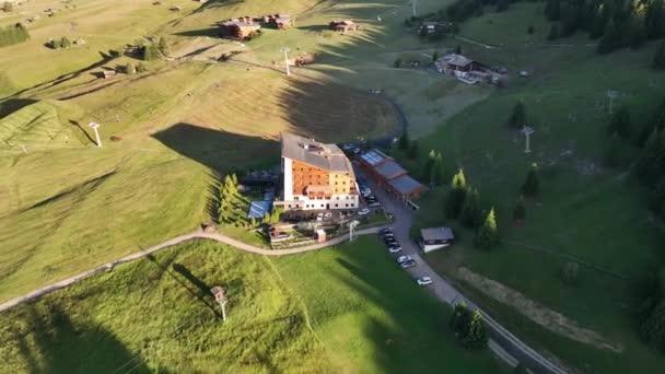 Aerial View Seiser Alm Plateau Traditional Wooden Mountain Cottages Meadows — Stockvideo