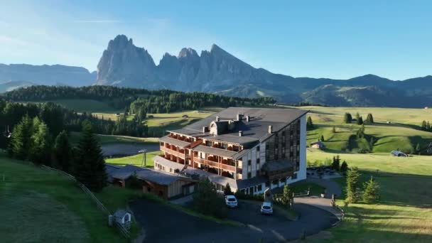 Aerial View Seiser Alm Plateau Traditional Wooden Mountain Cottages Meadows — Vídeo de Stock