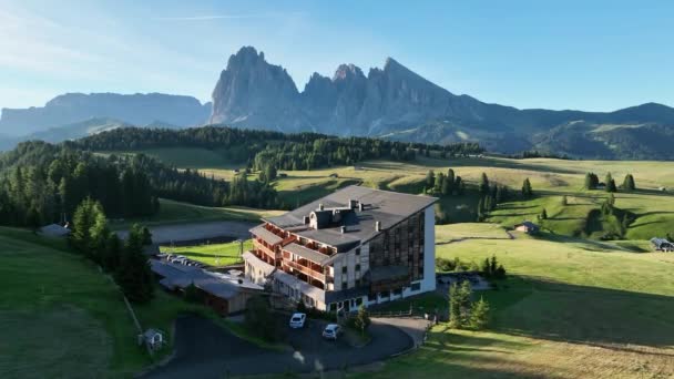 Aerial View Seiser Alm Plateau Traditional Wooden Mountain Cottages Meadows — Vídeos de Stock