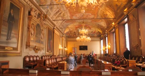 Tourists Council Chamber Room Palazzo Accursio Bologna Italy Wide — ストック動画