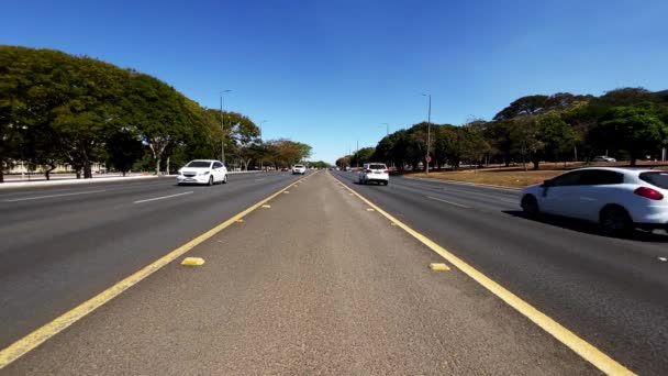 View Middle Four Lane Road Vehicular Traffic Both Sides Brasilia — стоковое видео