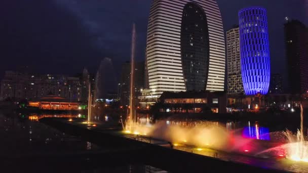 Illuminated Dancing Fountains Night Urban Skyline — Vídeo de Stock