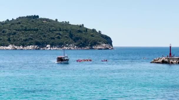 Large Group Sea Kayakers Leader Boat Them Dubrovnik Croatia — Stockvideo