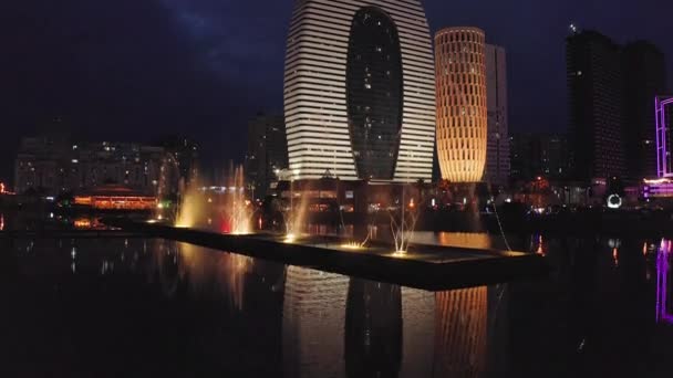 Flying Illuminated Dancing Fountains Night Cityscape — стоковое видео