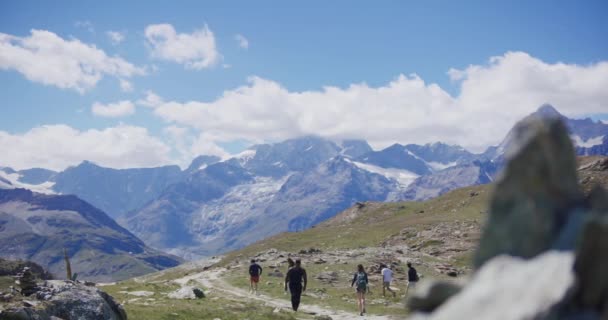 Black Male Backpacker Walking Other Hikers Trail Matterhorn Mountain Range — Vídeos de Stock