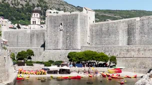 Dubrovnik Old Town Walls Summer Day Sea Kayaks Dubrovnik Croatia — Stock video