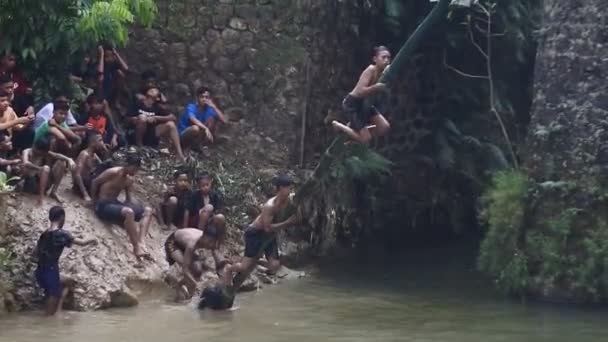 Central Java Indonesia June 2022 Panjat Pinang Greasy Pole River — Stockvideo