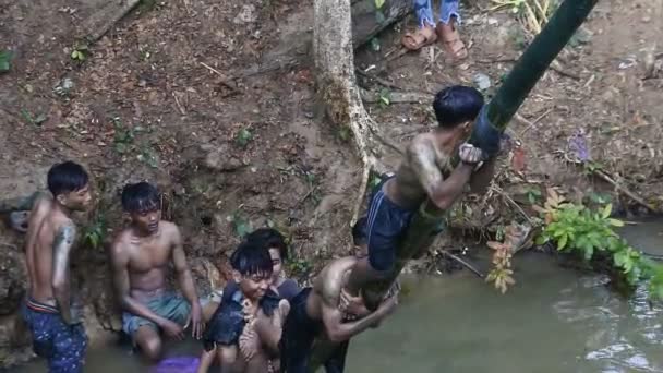 Central Java Indonesia June 2022 Panjat Pinang Greasy Pole River — Stockvideo