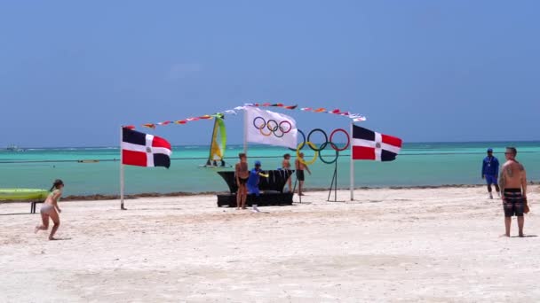 Tourists Enjoy Friendly Competition Resort Dominican Republic Olympic Dominican Flags — Stok video
