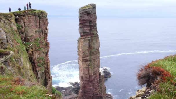 Tourists Looking Old Man Hoy Orkney — Stockvideo