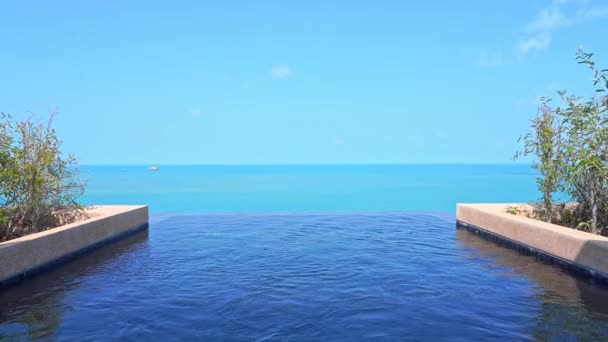 Resort Rooftop Infinity Pool Overlooking Ocean Idyllic Horizon — Vídeos de Stock