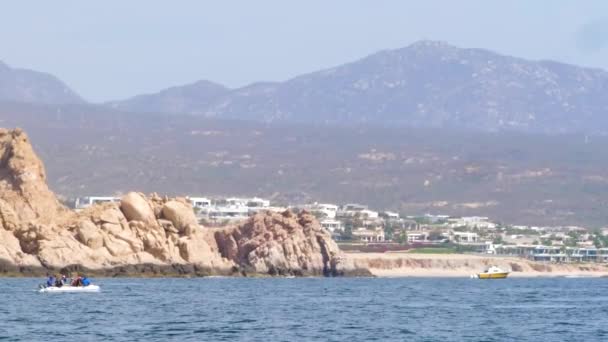 Huge Humpback Jumps Front Little Boat Whale Watchers Coast — Vídeos de Stock