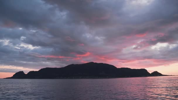 Цветное Небо Заката Темными Грозовыми Облаками Над Силуэтом Острова Статический — стоковое видео