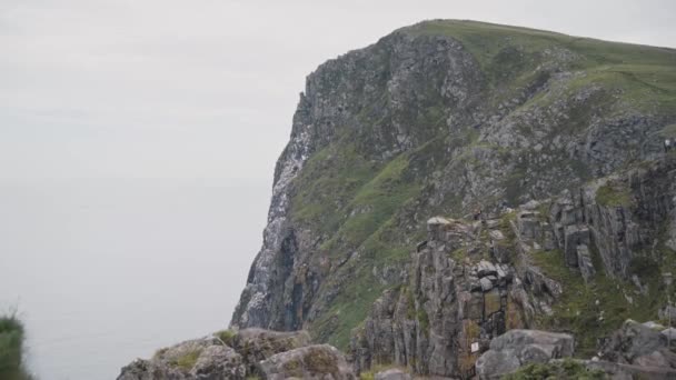 Majestic Rocky Cliff Runde Island Dolly Forward View Calm Landscape — Stockvideo