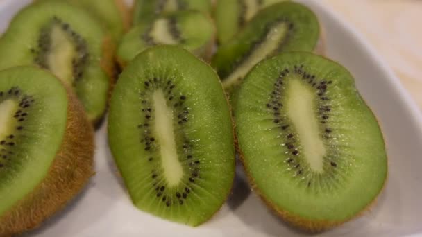 Slices Kiwi White Plate — 图库视频影像