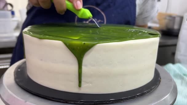 Skilful Pastry Chef Using Spatula Spreading Smoothing Shiny Matcha Green — Αρχείο Βίντεο