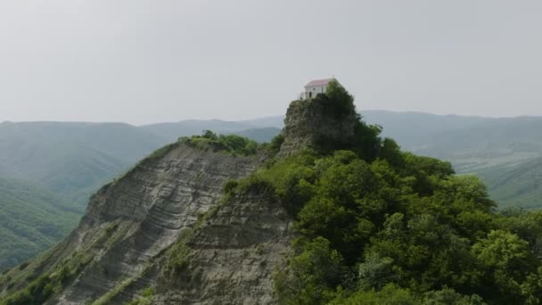 Ethereal Shot Century Tsveri George Church Top Steep Hill — Vídeos de Stock