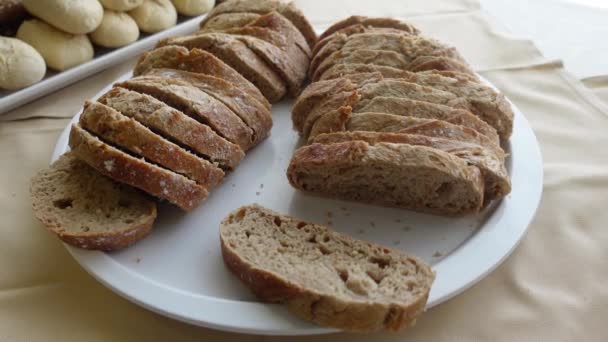 Pan Rebanado Plato Blanco — Vídeo de stock