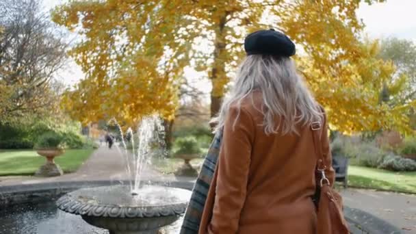 Blonde English Lady Dark Blue Hat Standing Fountain Botanical Garden — Vídeos de Stock