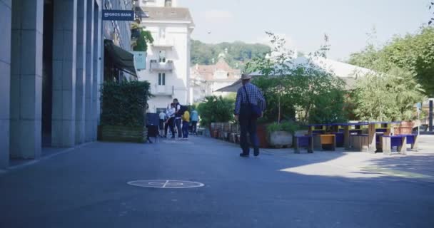 Старий Чоловік Йде Вулиці Єврозони Біля Ресторану Лузерні Швейцарія — стокове відео
