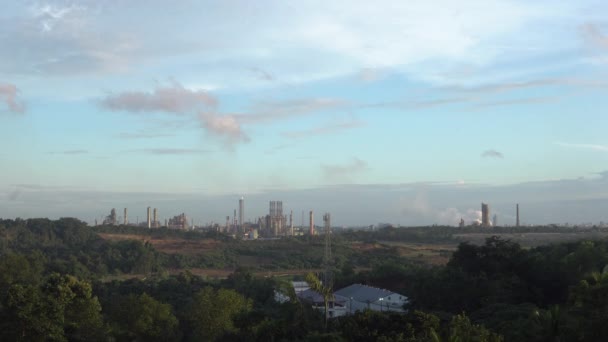 Evening Panoramic View Oil Refinery Smoke Coming Out Industrial Chimney — ストック動画