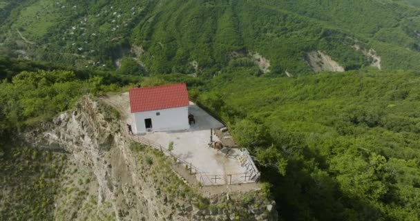 High Angle Shot Secluded Idyllic George Church Nearby Rural Tsveri — Αρχείο Βίντεο