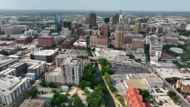 Downtown San Antonio Skyline Descending Aerial Riverwalk — Video Stock