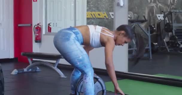 Female Bodybuilder Sets Her Weight Training Gym — Vídeo de Stock