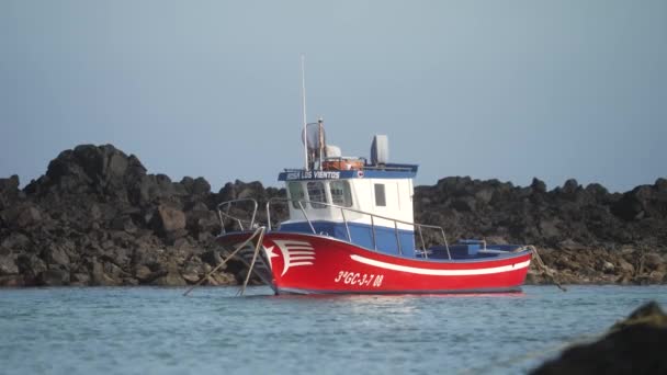 Colorful Fishing Boat Anchored Rocky Rugged Canary Islands Bay Static — 图库视频影像